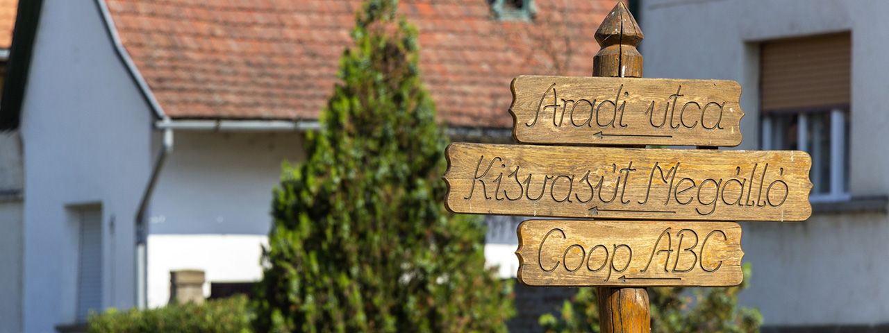 Útjelző tábla Szokolyán